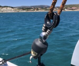 CM46 catamaran Rush - Karver halyard swivel modification